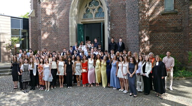 80 Schülerinnen und Schüler des Evau freuen sich über ihr Abitur